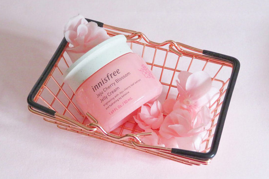 INNISFREE : JEJU CHERRY BLOSSOM JELLY CREAM dans un panier avec des fleurs roses