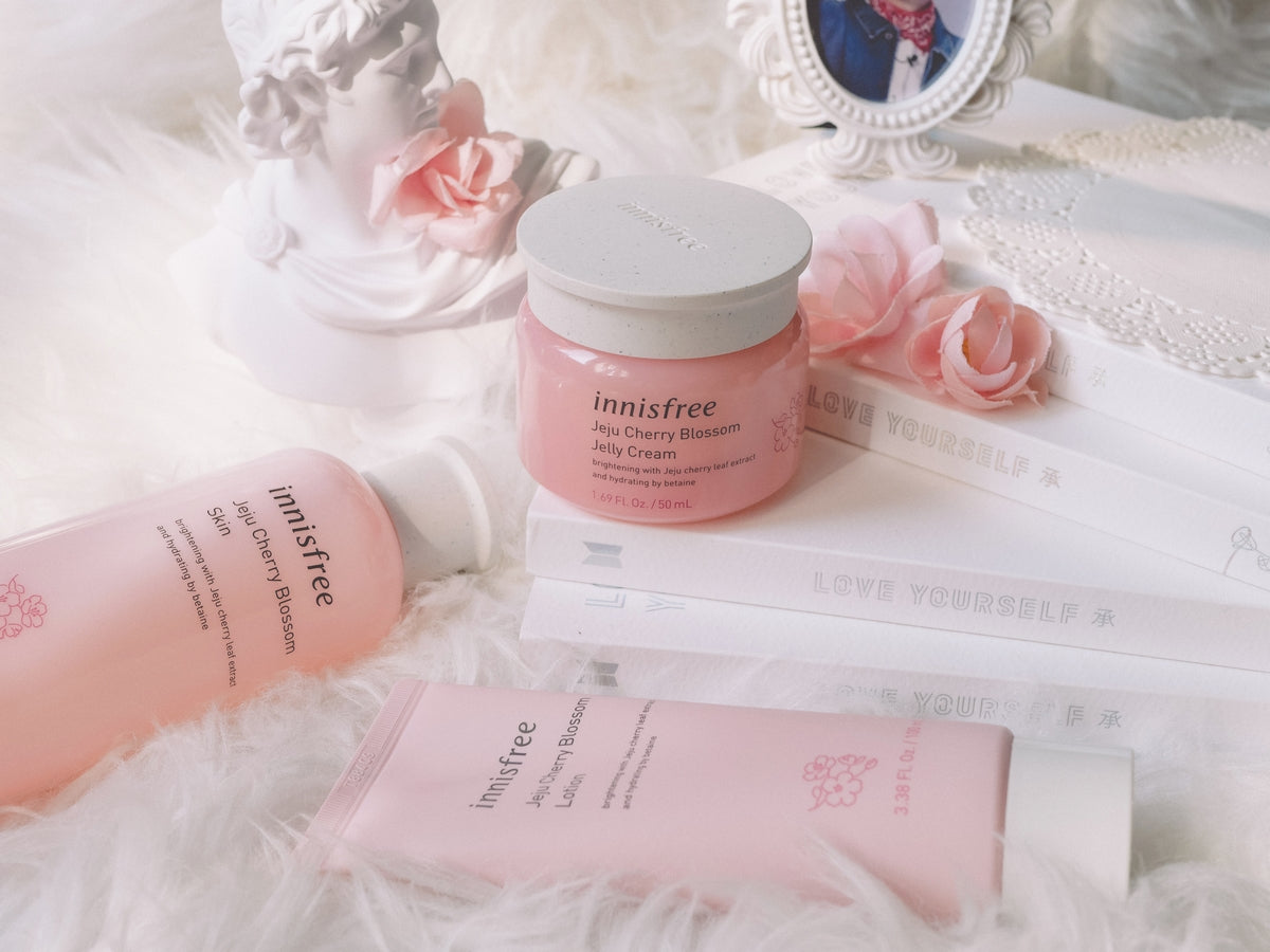 Produits INNISFREE : JEJU CHERRY BLOSSOM sur une table élégante avec décoration florale.