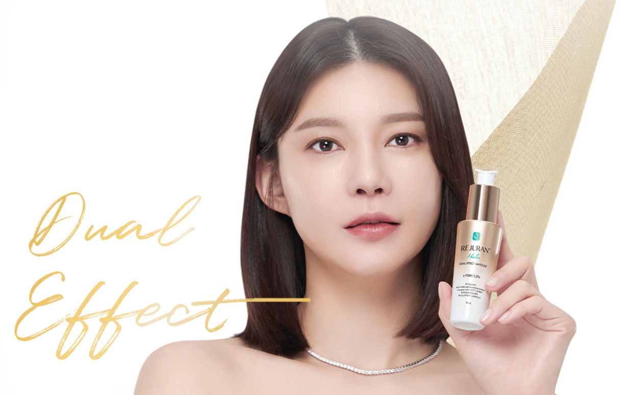 Femme tenant un flacon de Rejuran, mettant en avant "Dual Effect" pour la régénération de la peau. ✨ Rejuran, la science coréenne au service de la régénération de la peau.