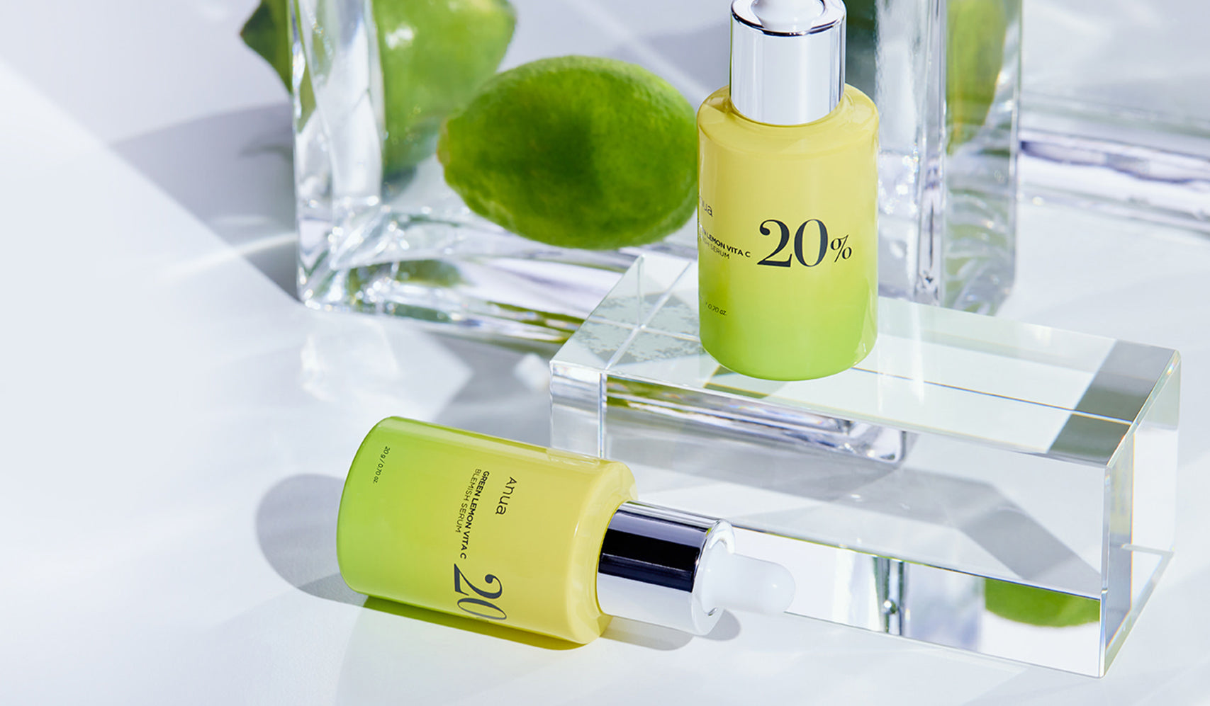 Flacons de sérum ANUA illustrant "Plongez dans l'Univers Écologique d'ANUA" avec lime naturelle.