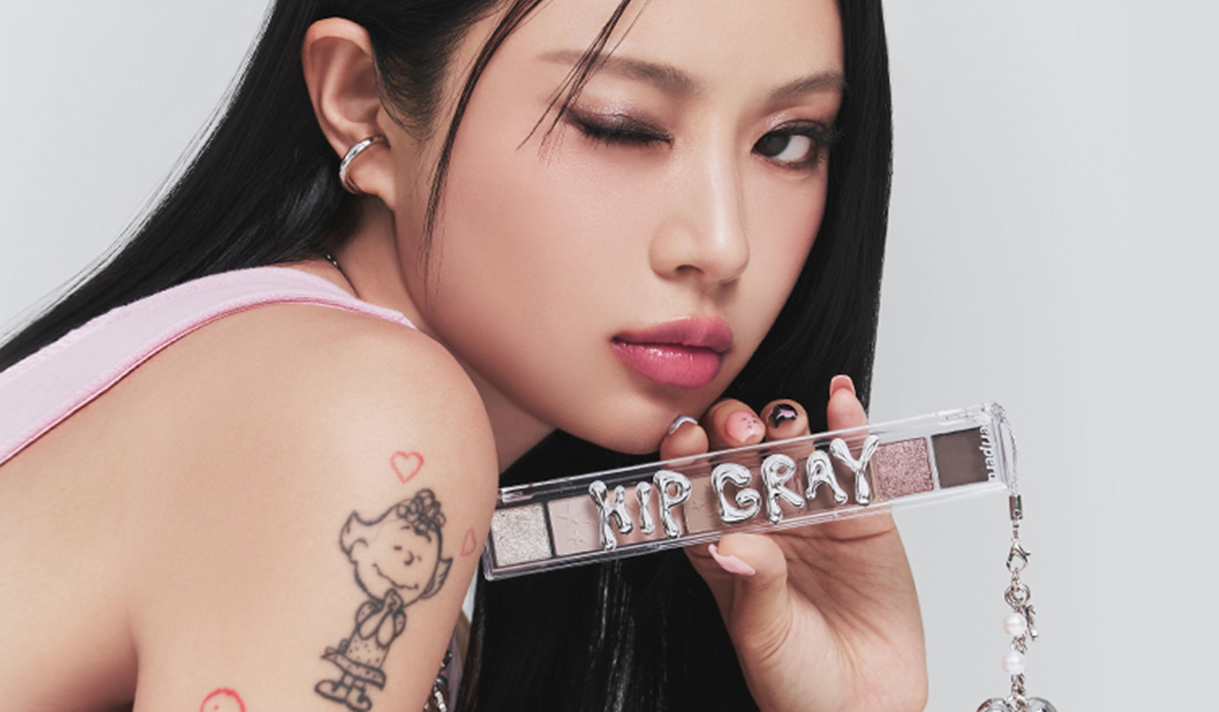 Découvrez PERIPERA : La Marque Coréenne des Lèvres Sublimes, modèle posant avec une palette de maquillage Peripera.