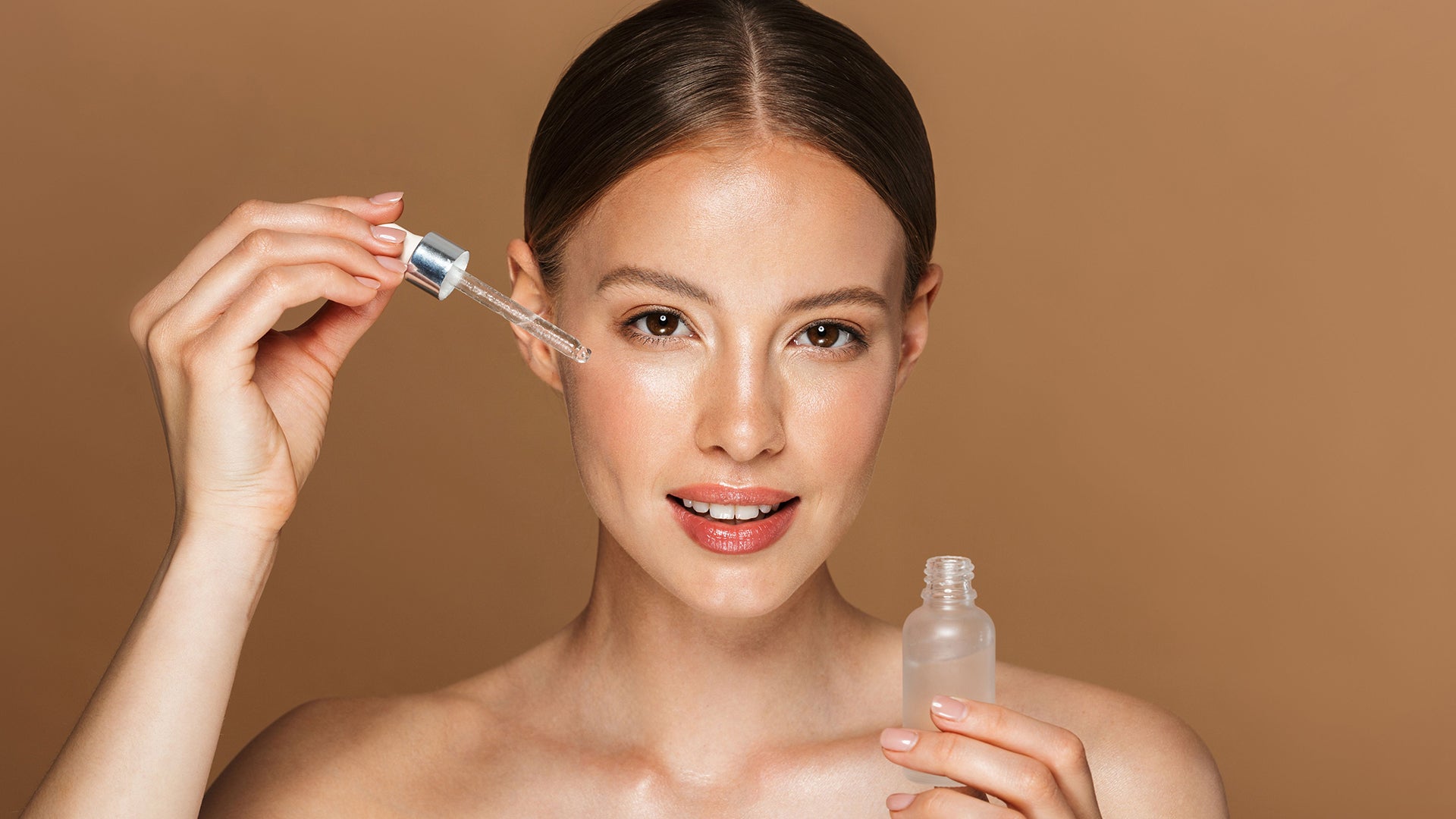 Femme appliquant un sérum coréen, illustrant "La magie des sérums coréens : Comment choisir le bon ?"