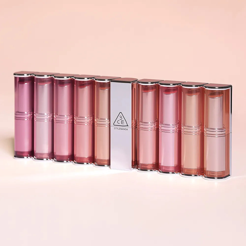 3CE Blur Matte Lipstick de 3CE, sur fond rose, présentoir de plusieurs baumes à lèvres, visuel maquillage.