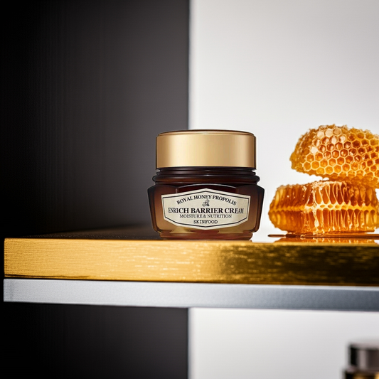 SKINFOOD Royal Honey Propolis Enrich Barrier Cream 63ml, crème barrière de SKINFOOD sur fond bois, miel et gelée royale