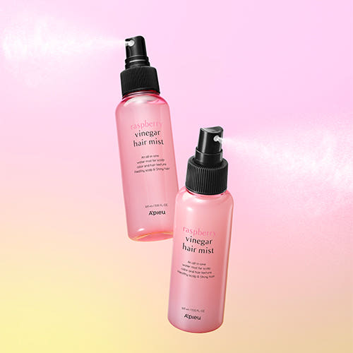 A'PIEU Raspberry Vinegar Hair Mist 105ml, bouteilles roses de la marque A’PIEU sur fond rose, brume capillaire