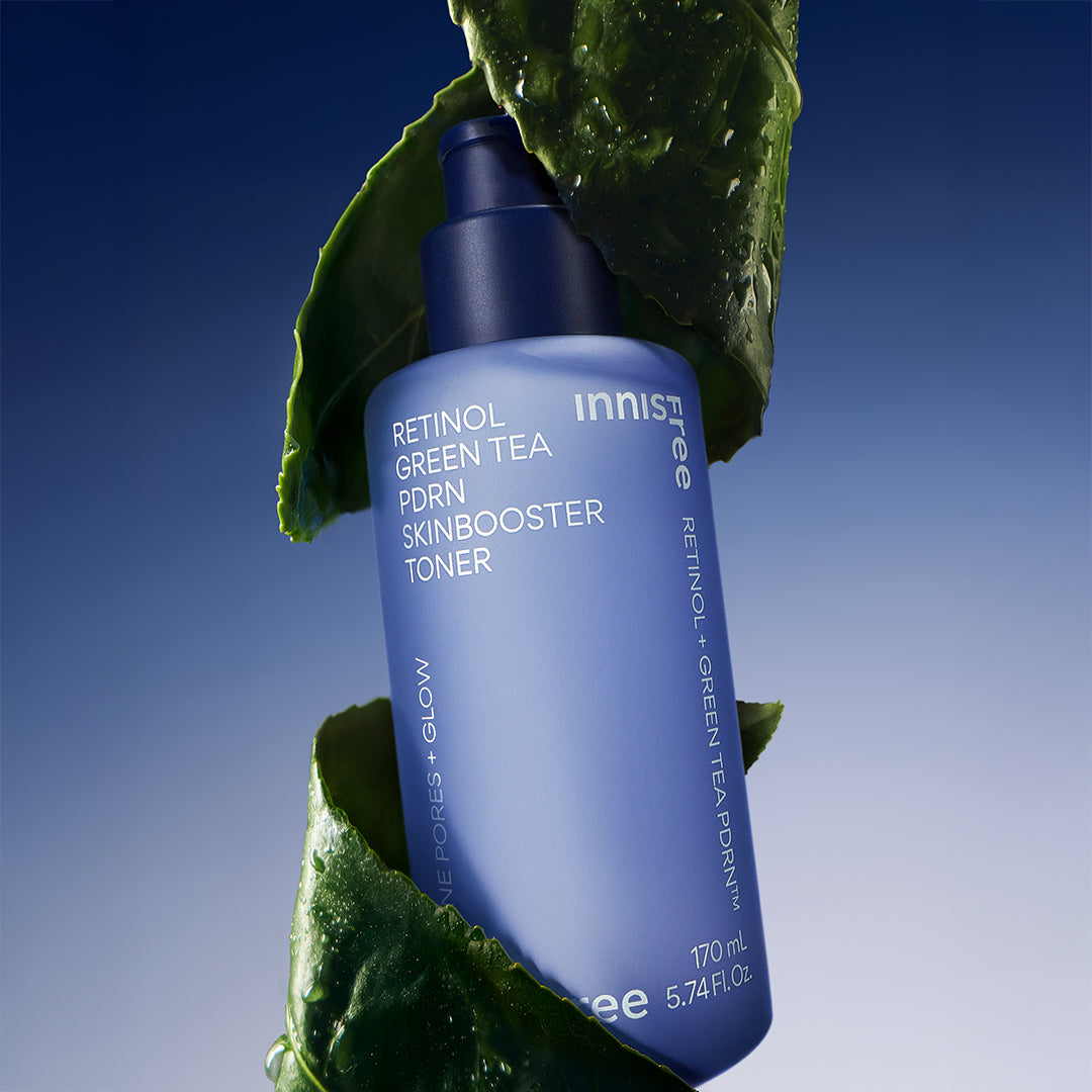 INNISFREE Retinol Green Tea PDRN Skinbooster Toner 170ml, flacon bleu entouré de feuilles vertes sur fond bleu