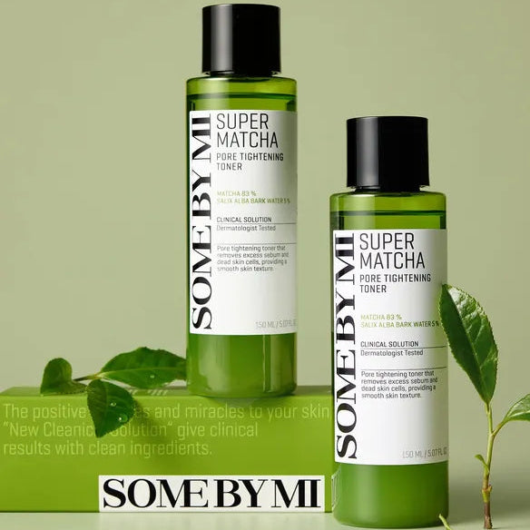 SOME BY MI Super Matcha Pore Tightening Toner 150ml : flacons verts et feuilles de matcha sur fond clair