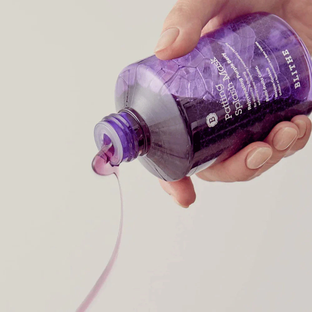 BLITHE Patting Splash Mask Rejuvenating Purple Berry 70ml/150ml : flacon violet versant un masque exfoliant, peau en gros plan.