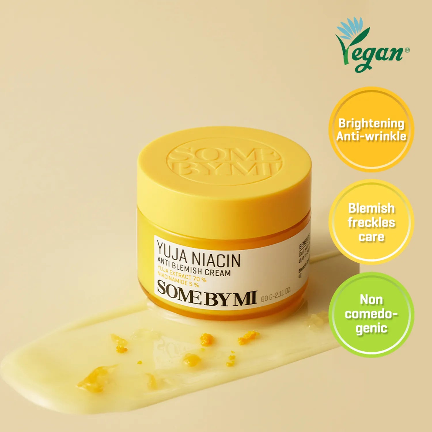 Décris l'image en français : SOME BY MI Yuja Niacin Anti Blemish Cream 60g de SOME BY MI sur fond beige, pot jaune.