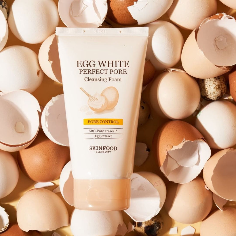 SKINFOOD Egg White Perfect Pore Cleansing Foam 150ml, mousse nettoyante sur fond d’œufs cassés, style cosmétique.