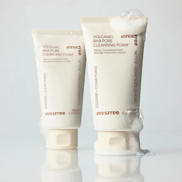 INNISFREE Volcanic BHA Pore Cleansing Foam de la marque Innisfree, tubes sur fond clair, mousse visible.