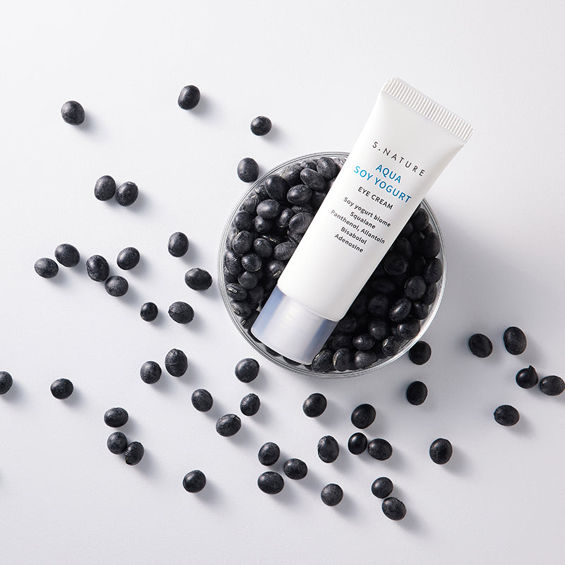S.NATURE Aqua Soy Yogurt Eye Cream 25g de S.NATURE : tube crème pour les yeux sur fond blanc, perles noires.