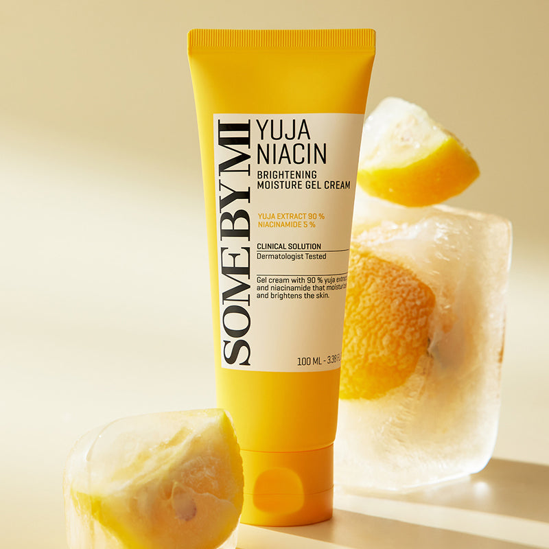 SOME BY MI Yuja Niacin Brightening Moisture Gel Cream 100ml, tube sur fond beige avec morceaux de yuzu, marque SOME BY MI.