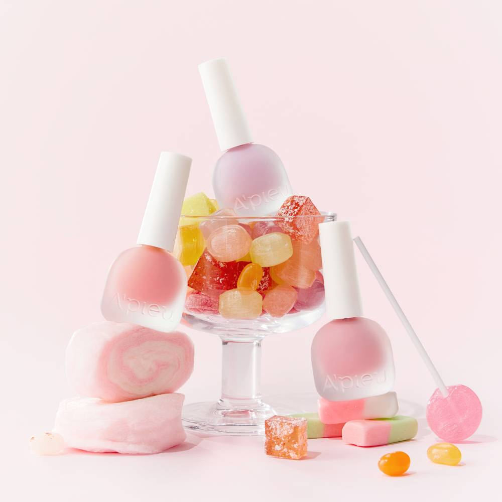 A'PIEU Juicy-Pang Water Blusher 8g : flacons rose sur fond pastel avec bonbons, marque A'PIEU en contexte maquillage.