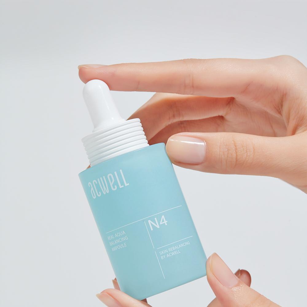 ACWELL Real Aqua Balancing Ampoule 35ml, marque ACWELL, photo en main avec flacon bleu sur fond clair