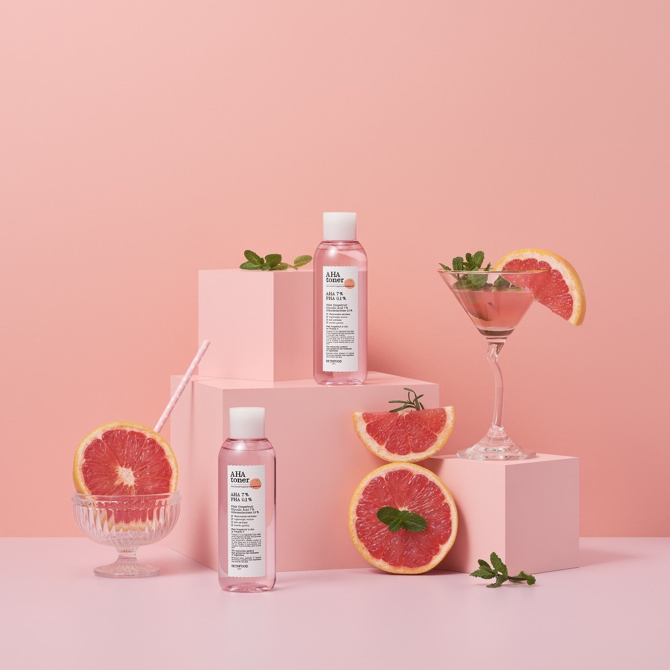 SKINFOOD Pink Grapefruit AHA Toner 200ml : flacon sur fond rose avec agrumes, composition beauté pour la marque SKINFOOD.