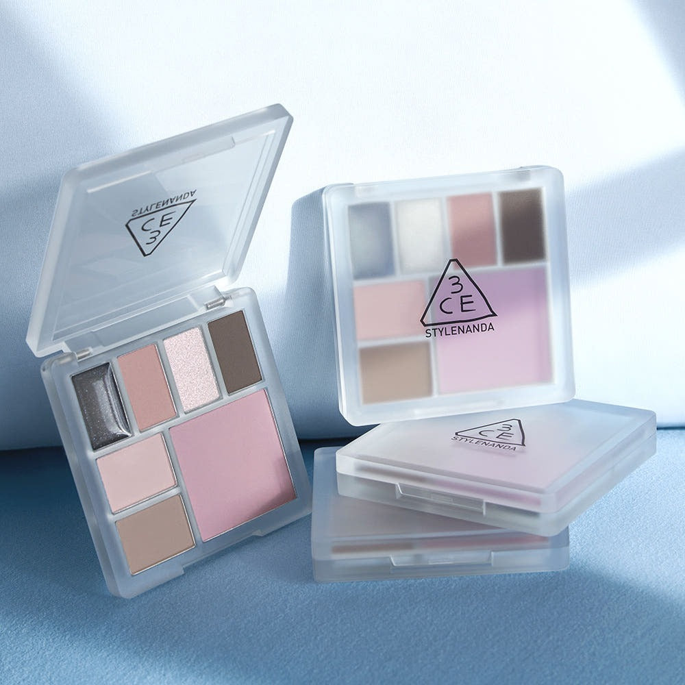 3CE Allround Multi Palette 9.6g de 3CE, palette maquillage yeux en étui transparent sur fond bleu clair