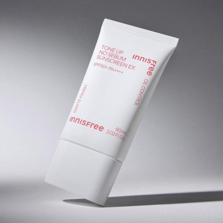 INNISFREE Tone Up Watering Sunscreen 60ml, tube crème solaire Innisfree sur fond gris, produit beauté en gros plan.