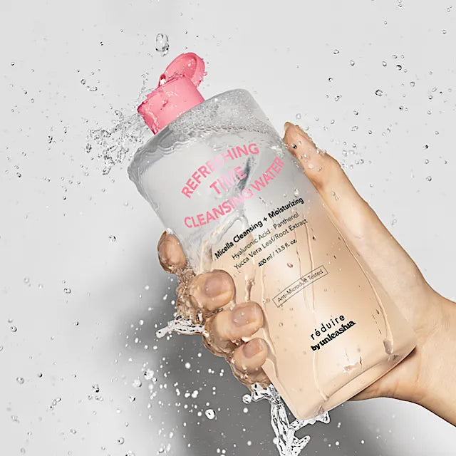 UNLEASHIA Refreshing Time Cleansing Time 400ml, bouteille sous l’eau avec bulles et main, visuel soin visage