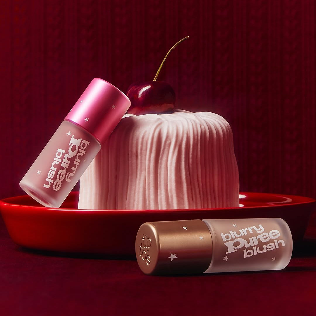 TIP TOE Blurry Puree Blusher de la marque TIP TOE, photo produit maquillage sur fond rouge bordeaux, flacon et baume
