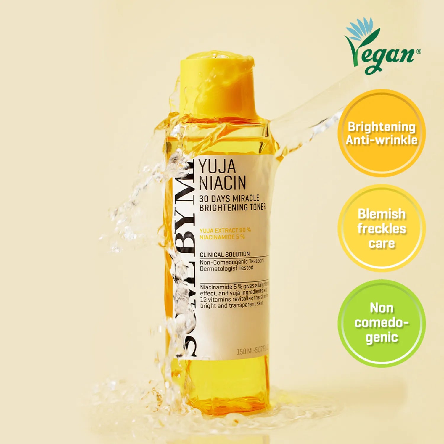 SOME BY MI Yuja Niacin 30 Days Miracle Brightening Toner 150ml de SOME BY MI, flacon jaune sur fond crème, splash
