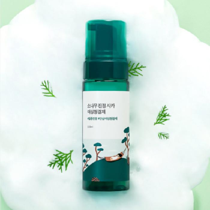 ROUND LAB Pine Calming Cica Body Mist 150ml parfum apaisant sur fond blanc neige avec des éléments de pin naturels.