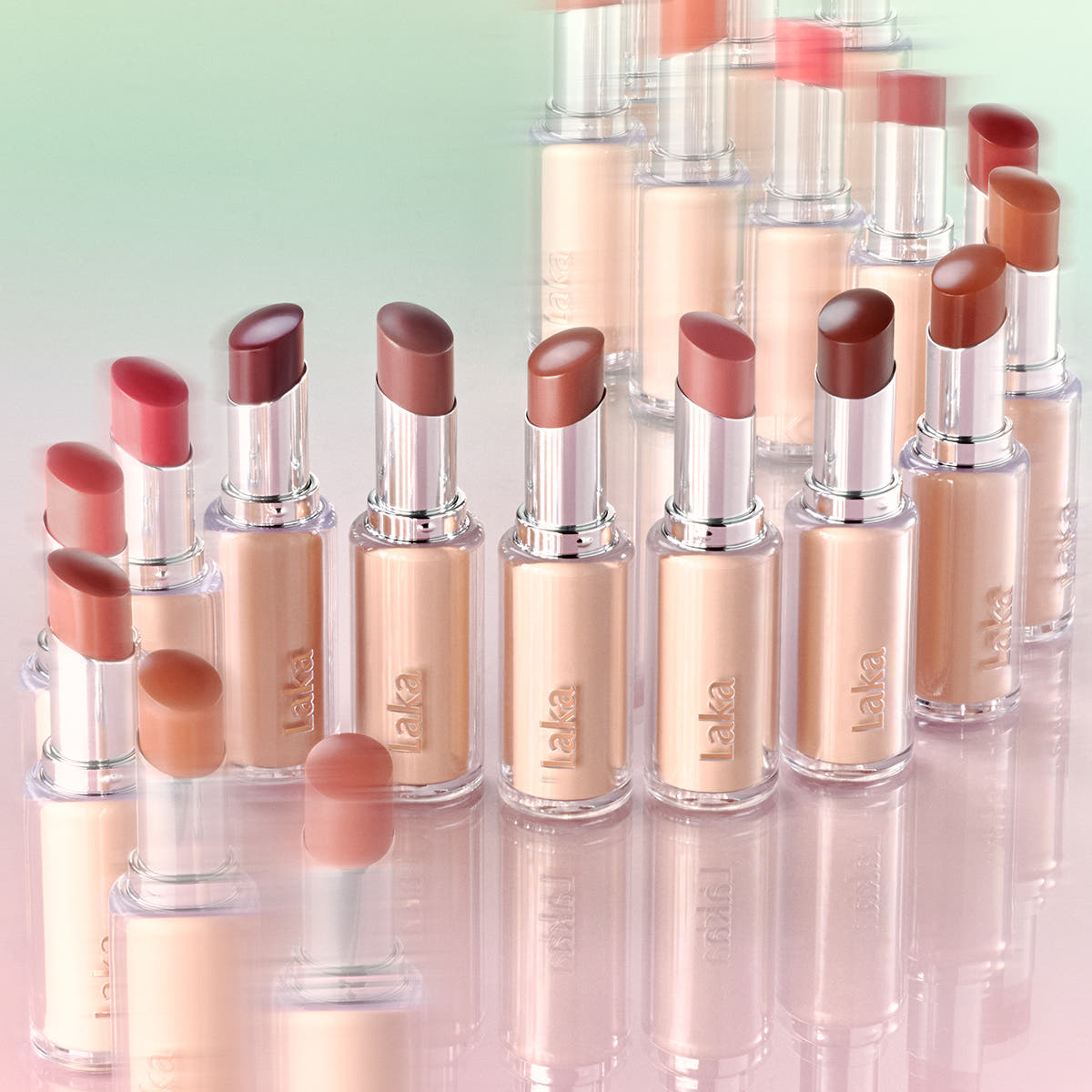 LAKA Bonding On Lips Lipstick : rouges à lèvres LAKA en plusieurs teintes, rangés en présentation, sur fond clair.