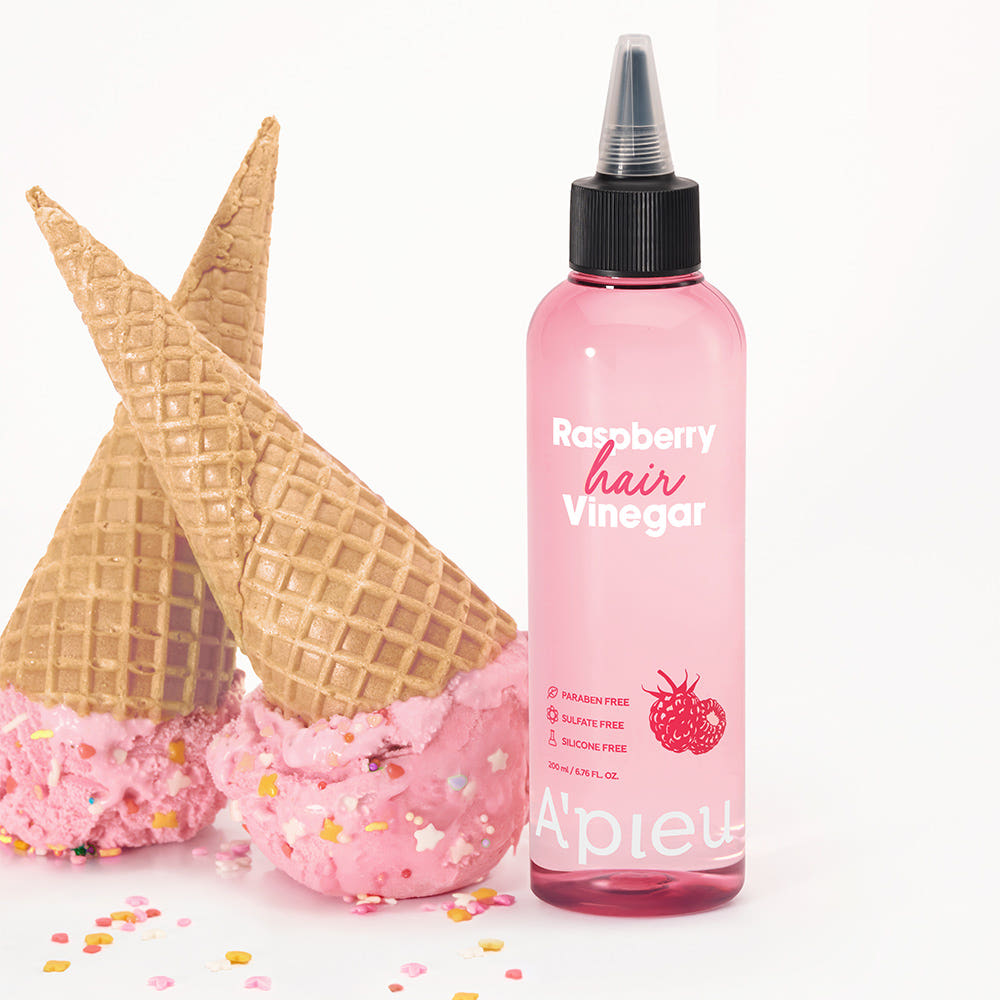 A'PIEU Raspberry Hair Vinegar 200ml, bouteille rose de marque A'PIEU avec confettis et cornet glace en contexte visuel.