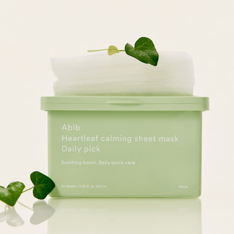 ABIB Heartleaf Calming Sheets Mask Daily Pack 30 Sheets d’Abib, photo produit avec feuilles vertes, ambiance apaisante