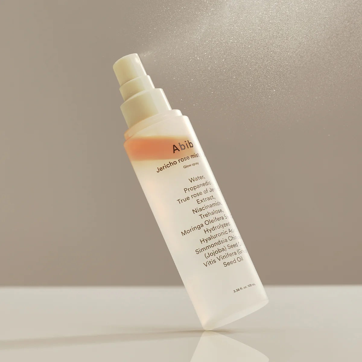 ABIB Jericho Rose Mist Serum Glow Spray 100ml, flacon spray en contexte maquillage, lumière douce sur fond clair.