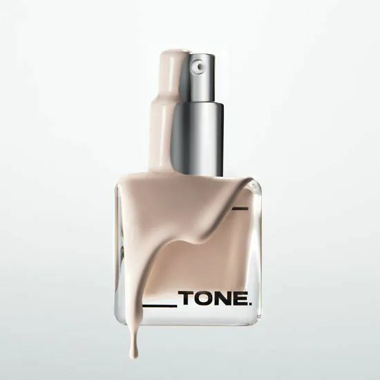 ABOUT TONE Skin Layer Fit Foundation, flacon pompe et texture beige sur fond clair, marque ABOUT TONE
