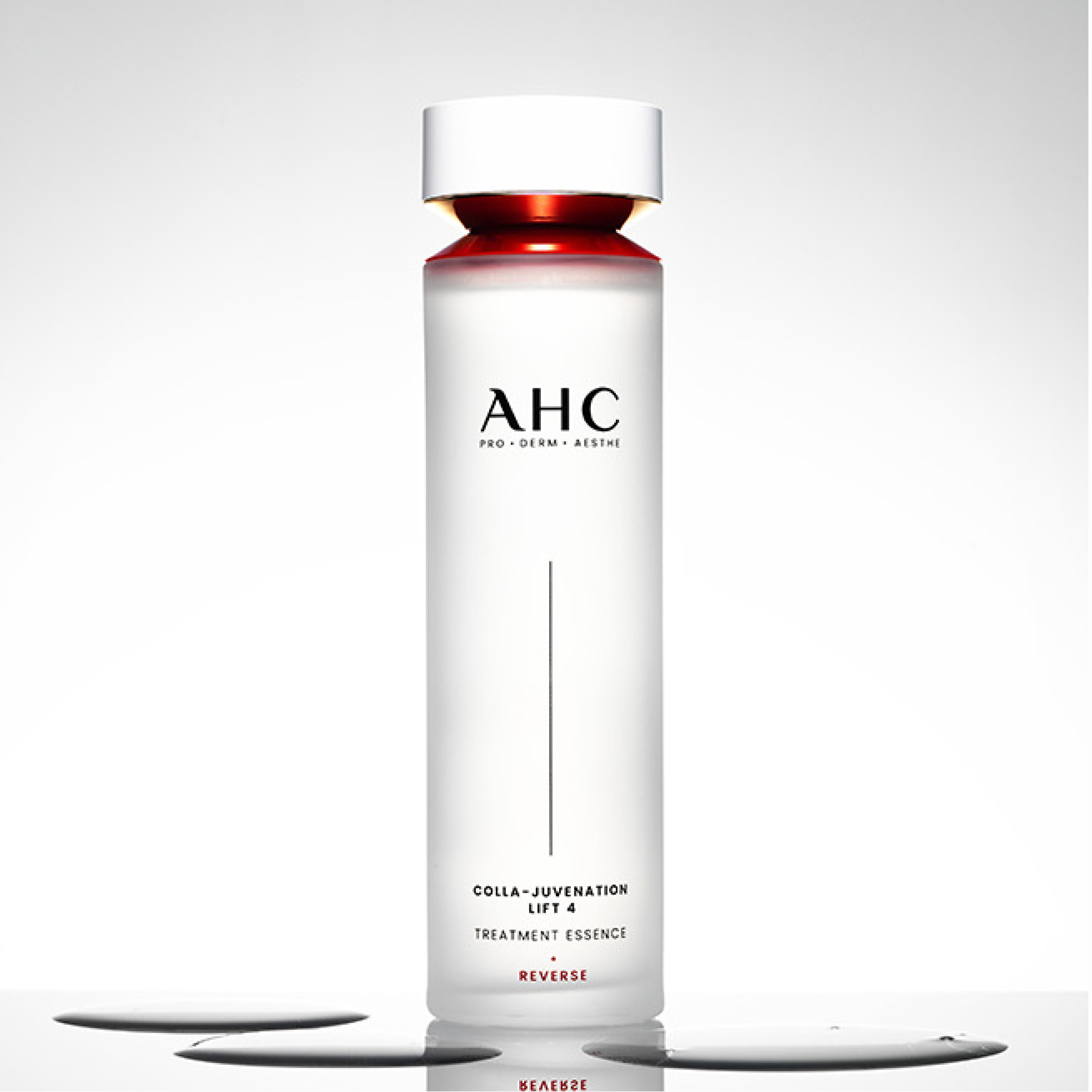 Décris l'image en français : AHC Cola Juvenation Lift 4 Treatment Emulsion 100ml d’AHC, flacon sur fond clair.