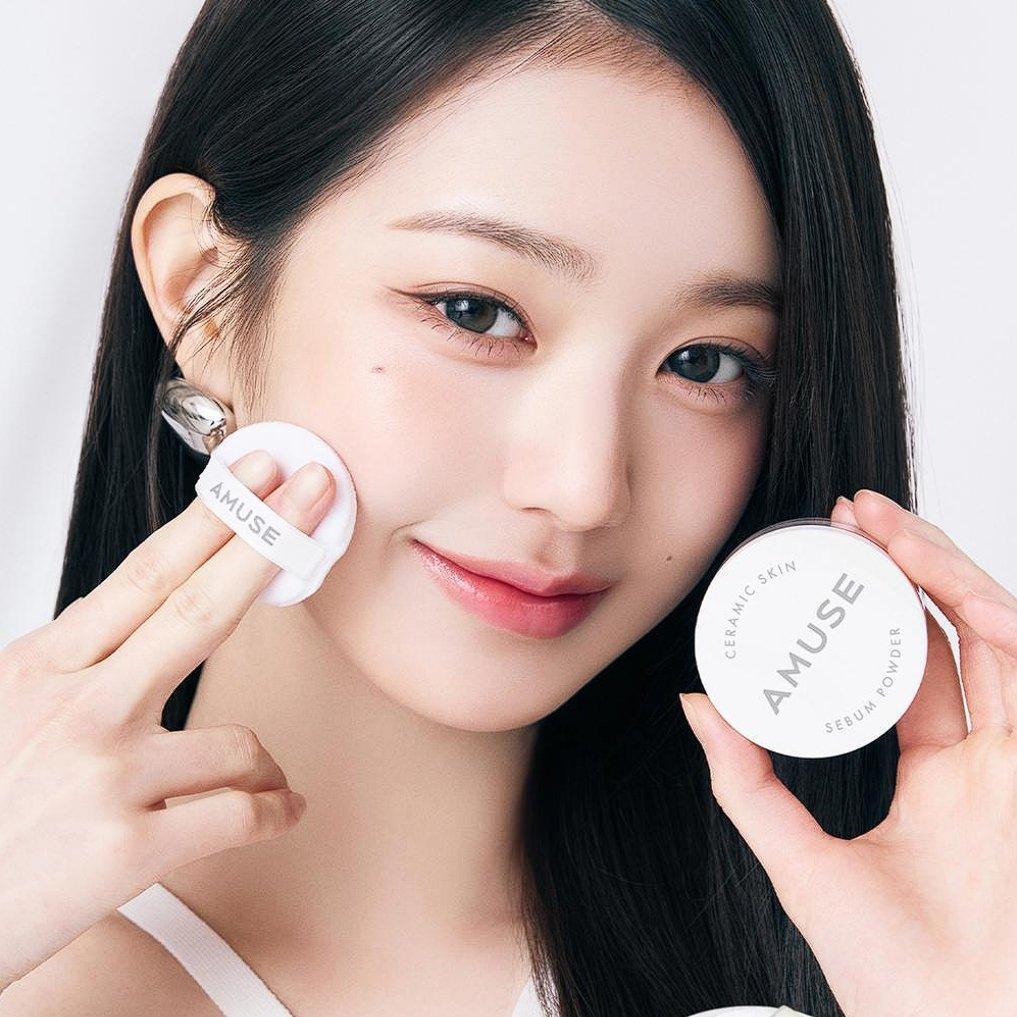 AMUSE Ceramic Sebum Powder de la marque AMUSE sur fond clair, femme teste le produit maquillage anti-brillance