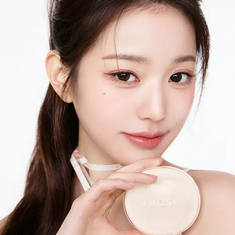 AMUSE Dew Jelly Master Cushion de la marque AMUSE, présenté sur fond clair avec la femme et le visage maquillé.