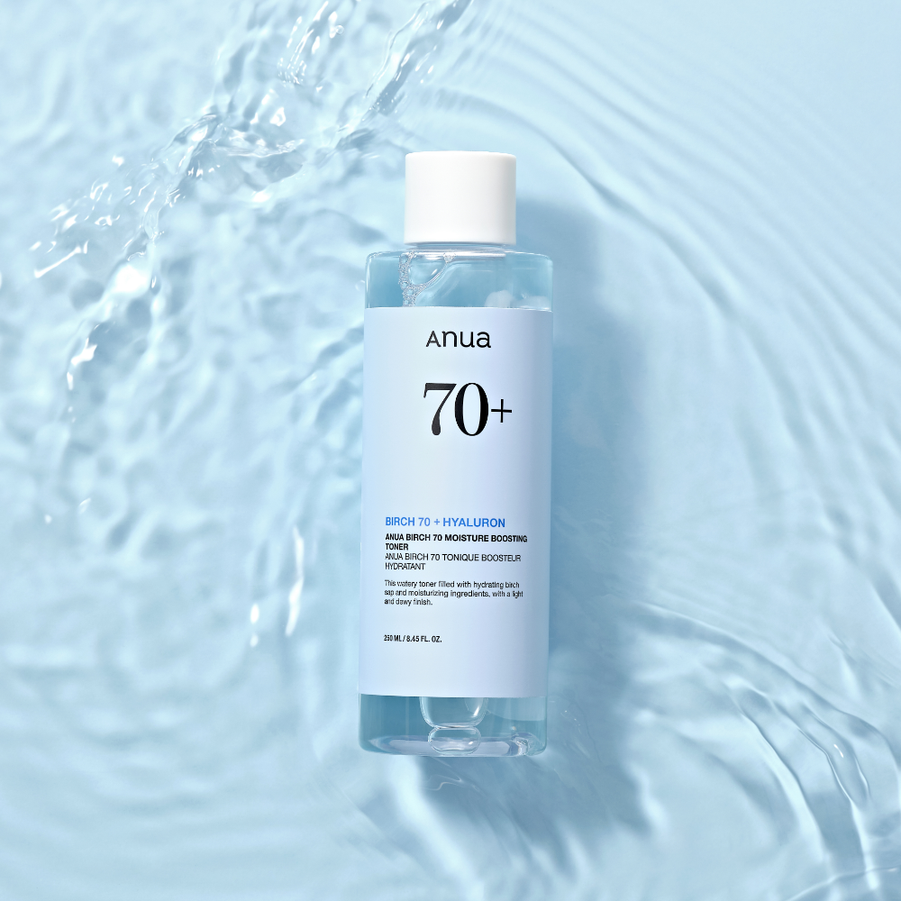 ANUA Birch 70 + Hyaluron Moisture Boosting Toner 250ml de la marque ANUA, bouteille sur fond bleu hydratant.