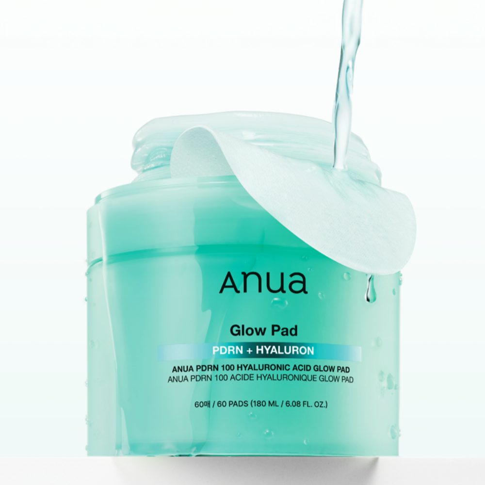 ANUA PDRN 100 Hyaluronic Acid Glow Pad de la marque ANUA, pad hydratant trempé dans un gel lumineux bleu.
