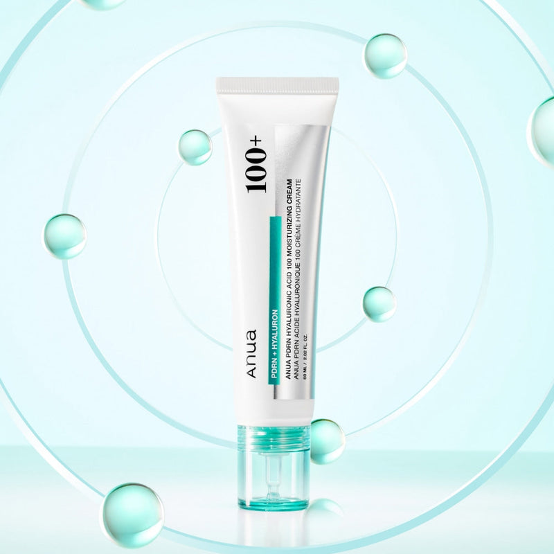 ANUA PDRN Hyaluronic Acid 100 Moisture Cream, crème hydratante ANUA, sur fond bleu avec gouttes, style produit cosmétique.