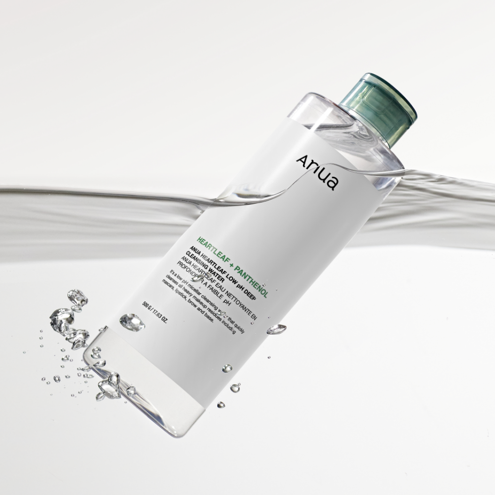 Décris l'image en français en mentionnant le produit, la marque et le contexte visuel : ANUA Heartleaf 87 + Panthenol Low ph Deep Cleansing Water 500ml