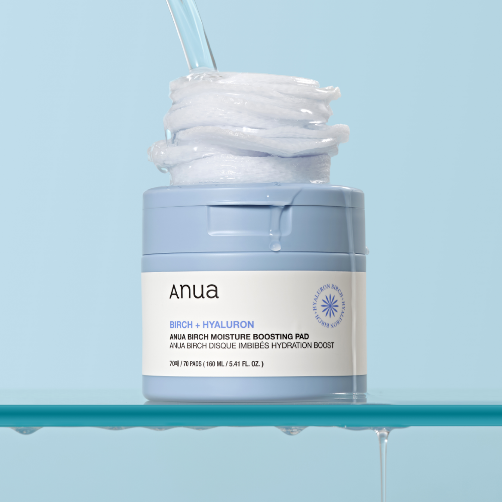 ANUA Birch + Hyaluron Moisture Boosting Pad 70p 160ml, pot bleu Anua, patchs humides sur fond clair.