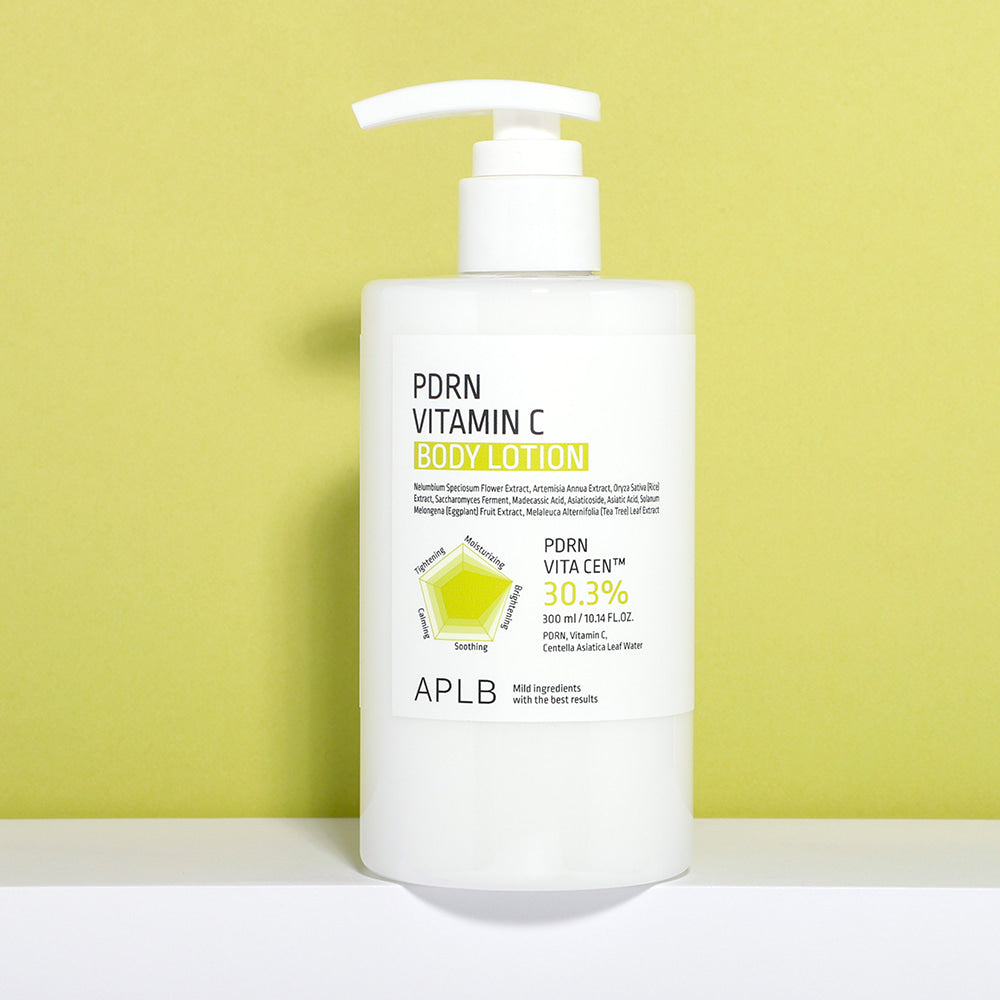 APLB PDRN Vitamin C Body Lotion 300ml de la marque APLB, flacon blanc sur fond vert clair, vue produit