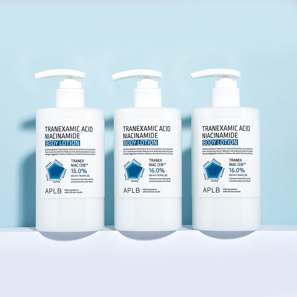 APL B Tranexamic Acid Niacinamide Body Lotion — trois flacons sur fond bleu, contexte visuel produit en studio.