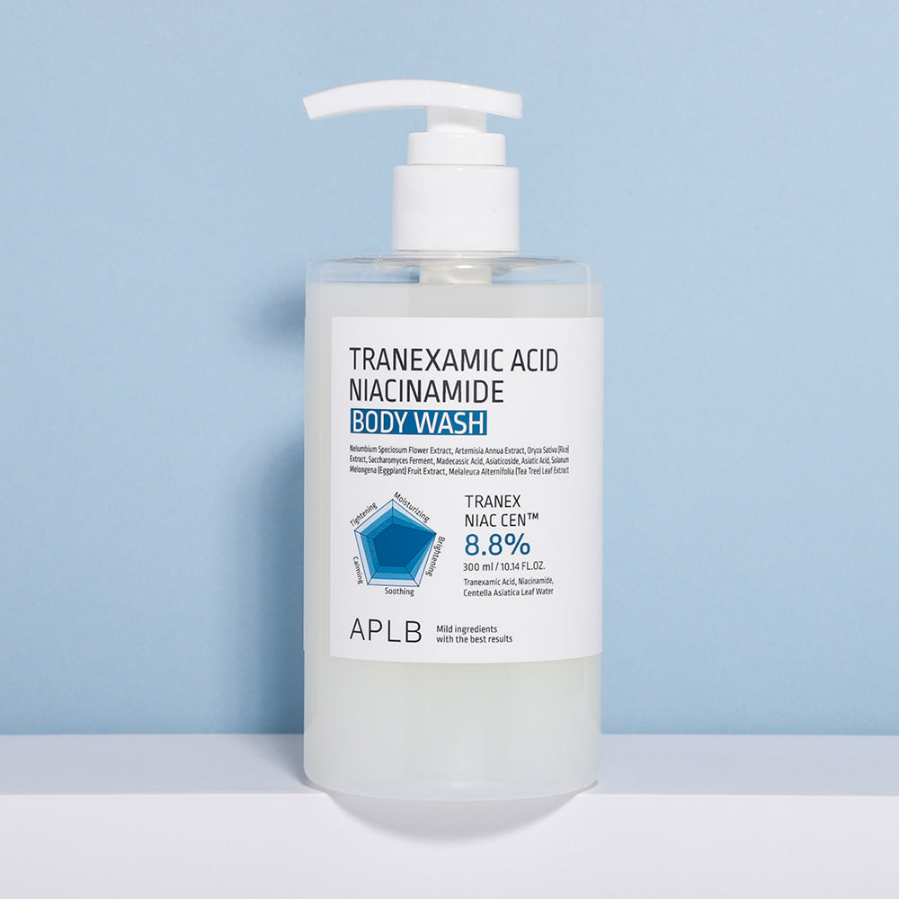 APLB Tranexamic Acid Niacinamide Body Wash 300ml, flacon pompe APLB sur fond bleu, douche corps en visuel produit