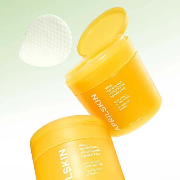 APRILSKIN Calendula Hyaluronic Toner Pad d’APRIL SKIN, cotons visage sur fond clair, gouttes et marque visibles.