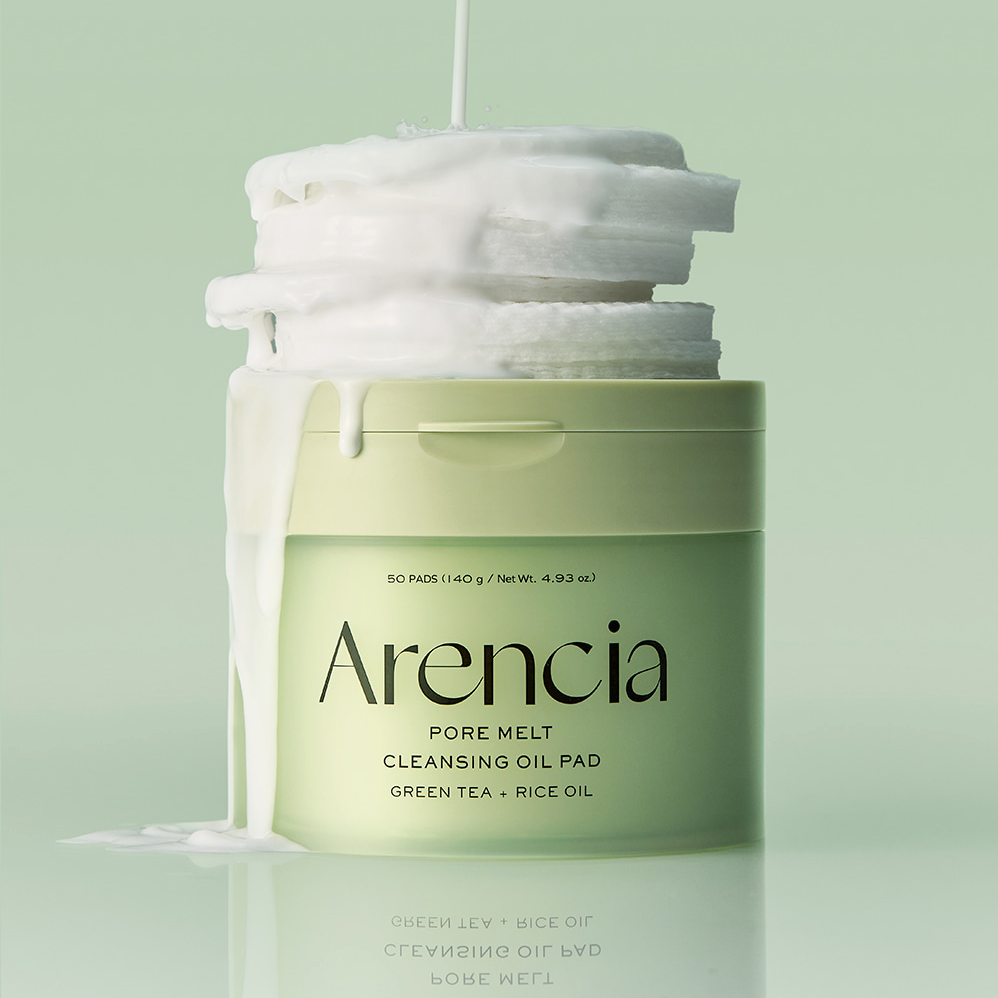 ARENCIA Pore Melt Cleansing Oil Pads 50 Sheets, boîte verte avec coussin de nettoyage huileux sur fond vert menthe