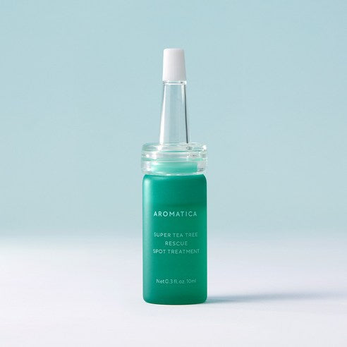 AROMATICA Super Tea Tree Rescue Spot Treatment 10ML, flacon vert à la marque sur fond bleu clair, soin anti-imperfections