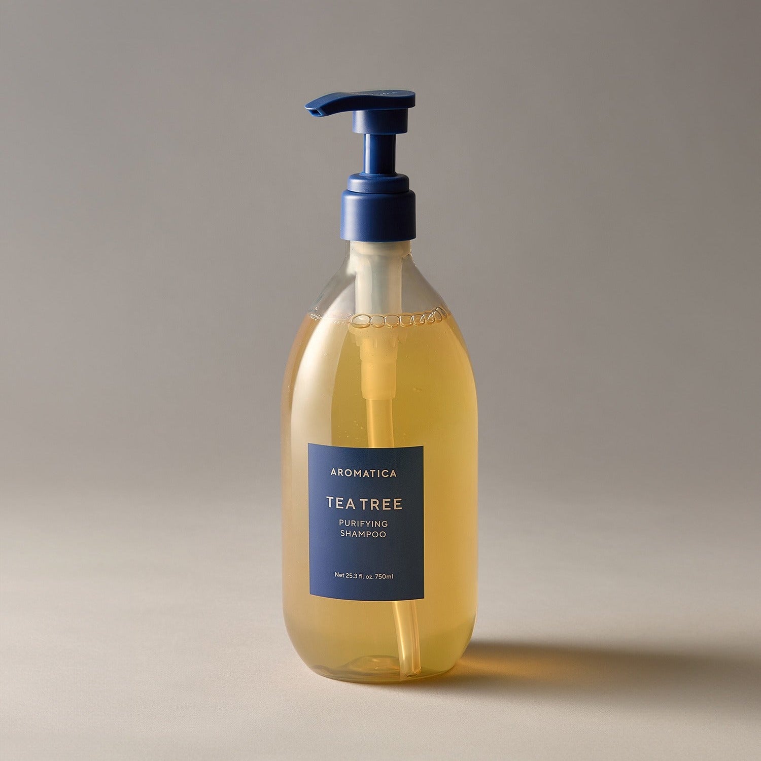 Bouteille de AROMATICA Tea Tree Purifying Shampoo 750ML, un shampoing purifiant au tea tree pour cheveux sains.