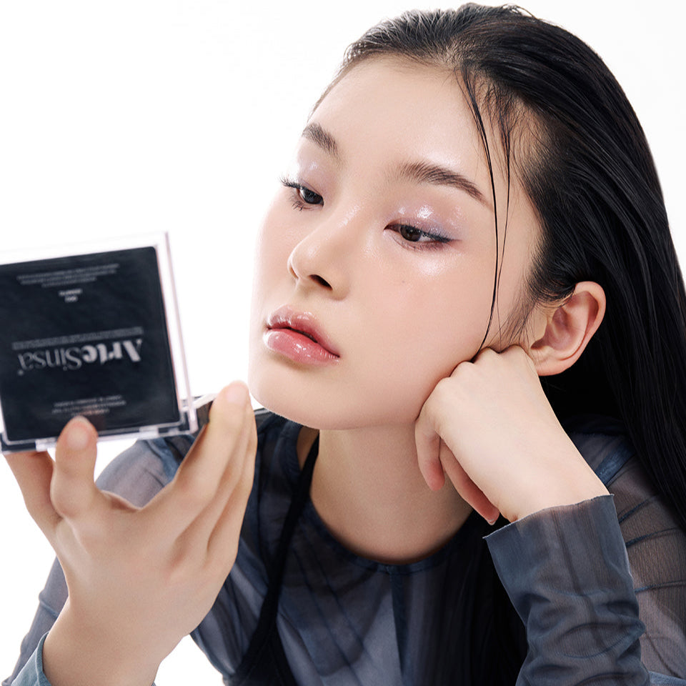 ARTESINSA Unvoiced Eye Palettes : maquillage yeux, palette tenue près du visage, jeune femme, intérieur lumineux