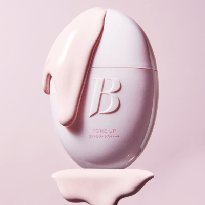 BANILA CO All Day Prep Tone Up Base Cream SPF50+PA++++ de la marque BANILACO, crème tonifiante SPF sur fond pastel