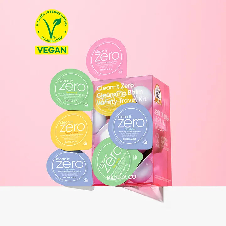 BANILA CO Clean It Zero Cleansing Balm Variety Travel Kit Duo Set, packaging rose avec pots et kit voyage sur fond pastel