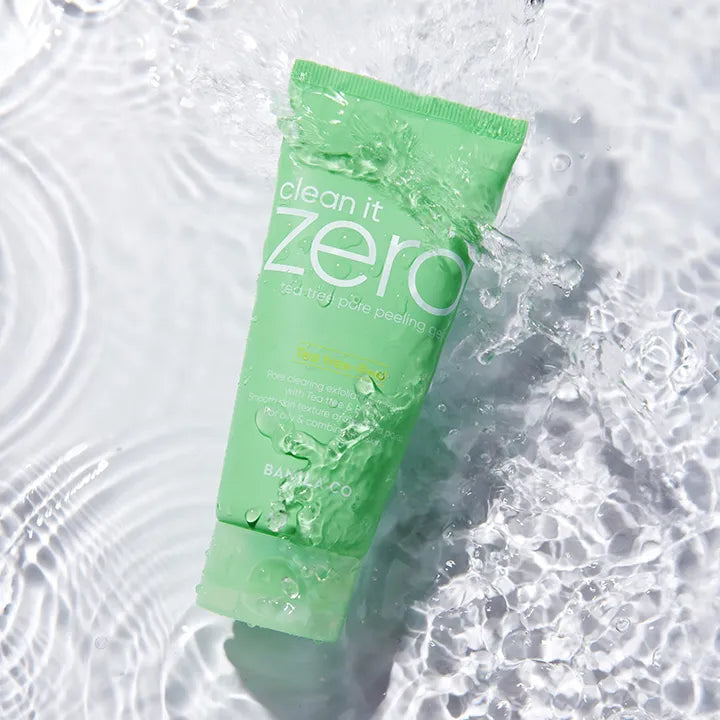 BANILA CO Tea Tree Pore Peeling Gel 200ml, tube vert sur fond d’eau/écume, marque Clean It Zero.